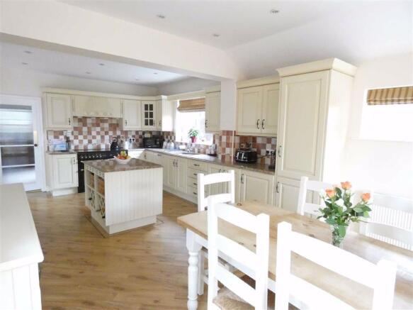 LARGE DINING KITCHEN