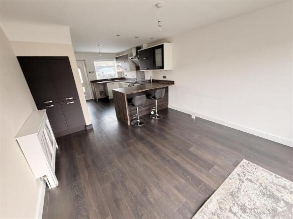OPEN PLAN LOUNGE/KITCHEN