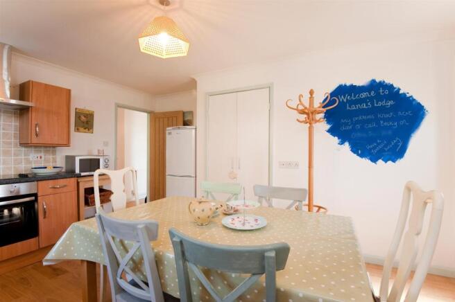 Lanas Lodge dining.jpg