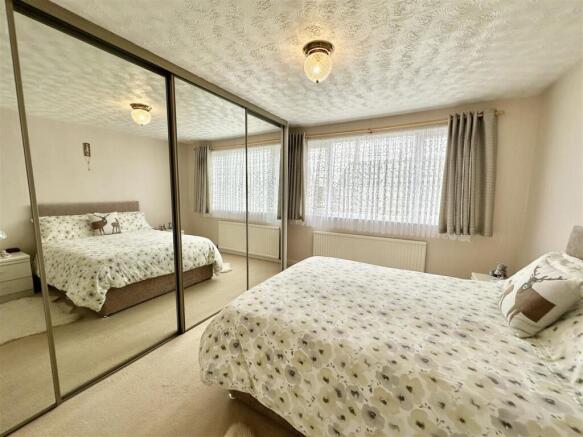 5 bed Semi-Detached for sale Image 5