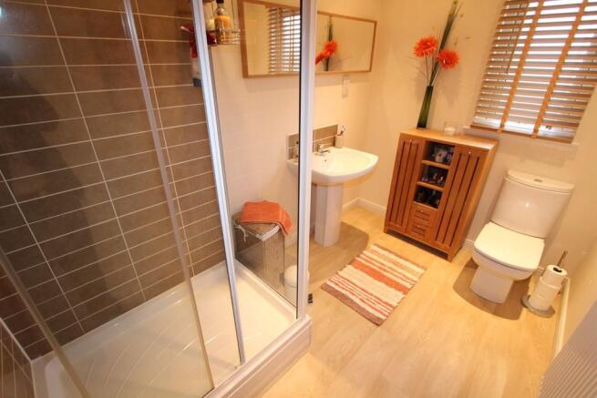 EN-SUITE SHOWER R...