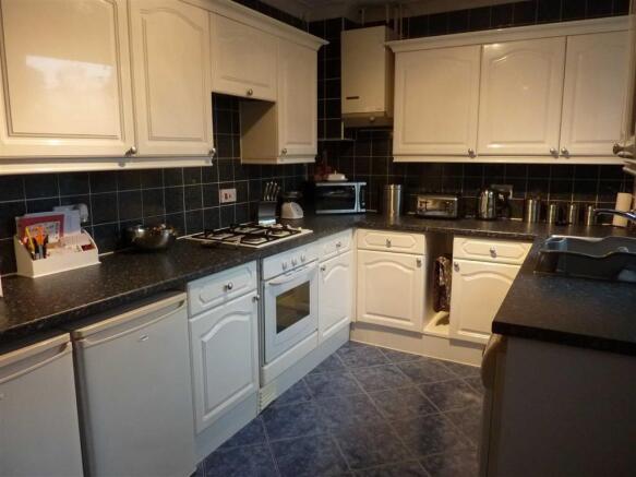 FITTED KITCHEN