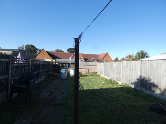 Fully enclosed ga...