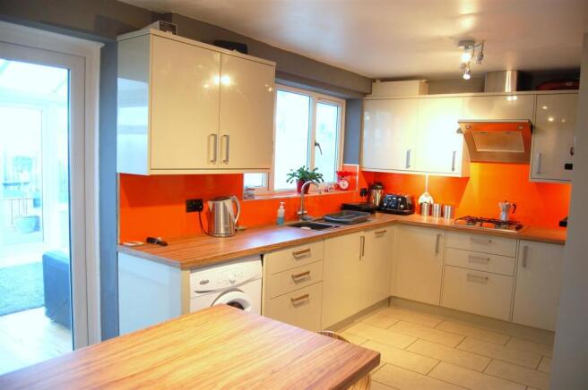 DINING / KITCHEN