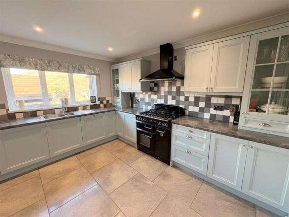 Kitchen a.jpg