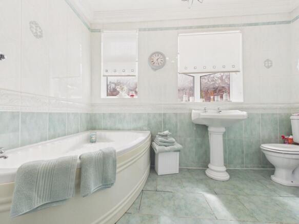 4 bed Semi-Detached for sale Image 9