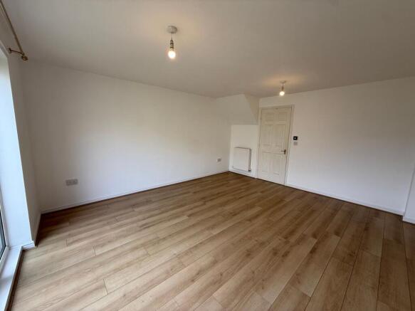 3 bed Semi-Detached to rent Image 6