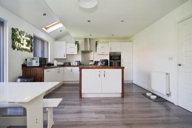 5 bed Detached for sale Image 5