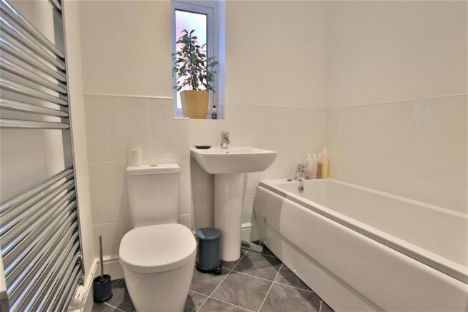 Langley Grove, Twyning - Bathroom
