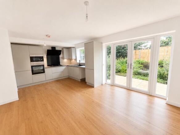5 bed Semi-Detached for sale Image 4