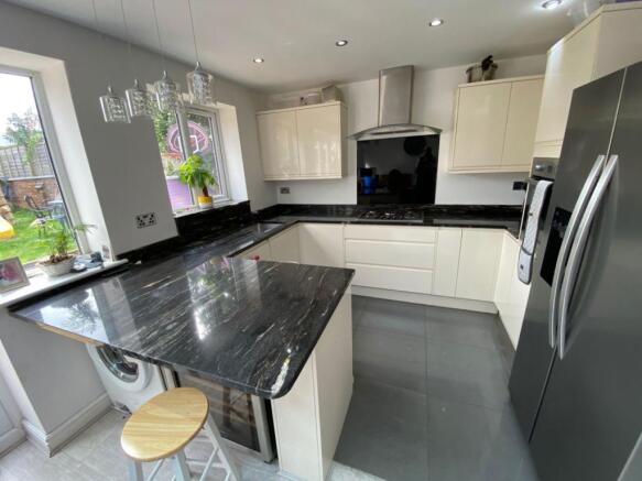 KITCHEN/DINING AREA