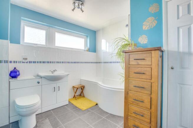 27 Wrights Lane, HP16 0LQ-3.jpg