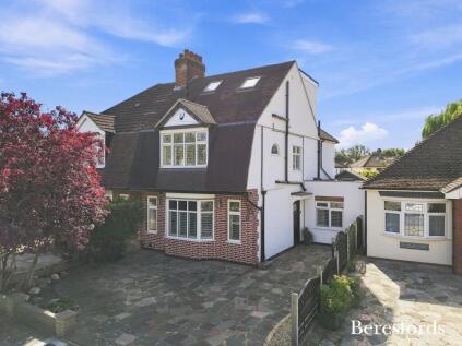 Roslyn Gardens, Romford, RM2