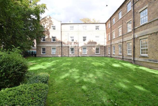 2 bed Flat to rent Image 12