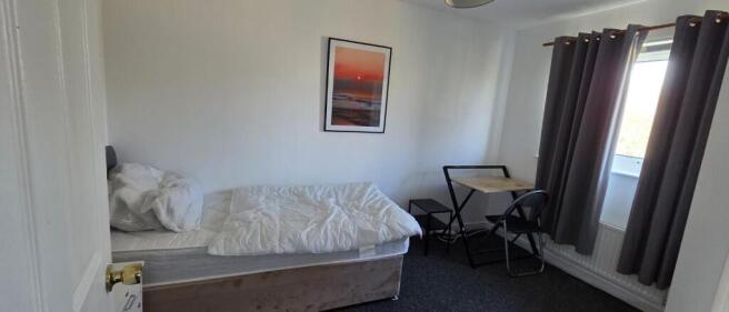 3 bed Semi-Detached to rent Image 8