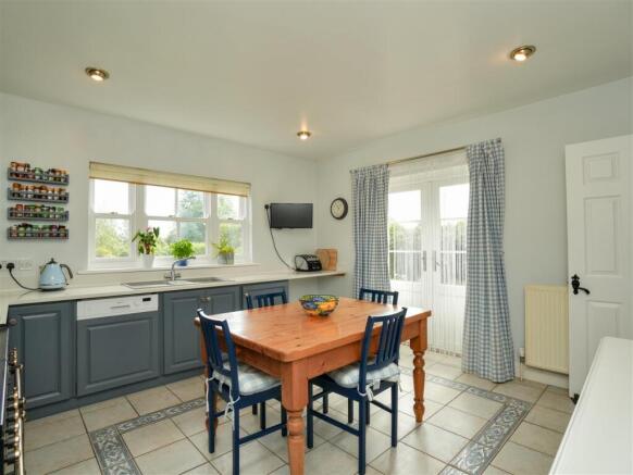 5 bed Detached for sale Image 7