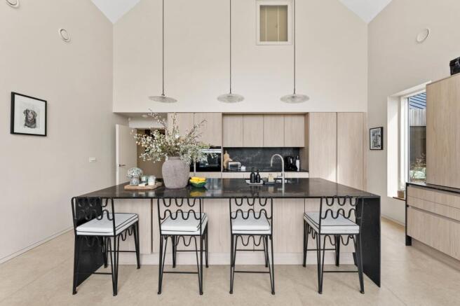 5 bed Detached for sale Image 8