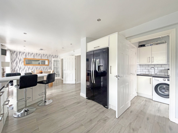 5 bed Detached for sale Image 6