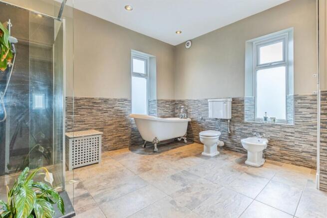 6 bed Detached for sale Image 11
