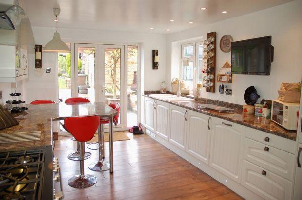 KITCHEN/BREAKFAST ROOM