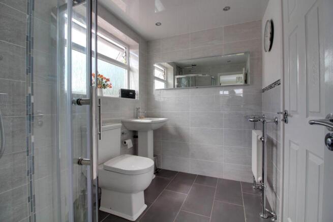 Ensuite to Bed 2