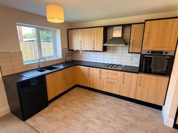 4 bed Detached to rent Image 7