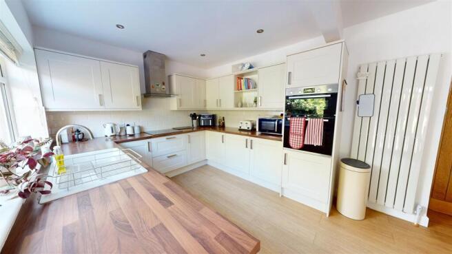 4 bed Semi-Detached for sale Image 4