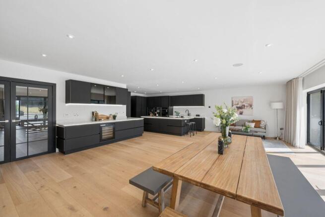 5 bed Detached for sale Image 5