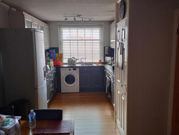 2 bed Flat for sale Image 5