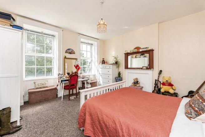 5 bed Semi-Detached for sale Image 7