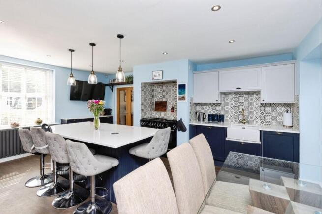 4 bed Semi-Detached for sale Image 7