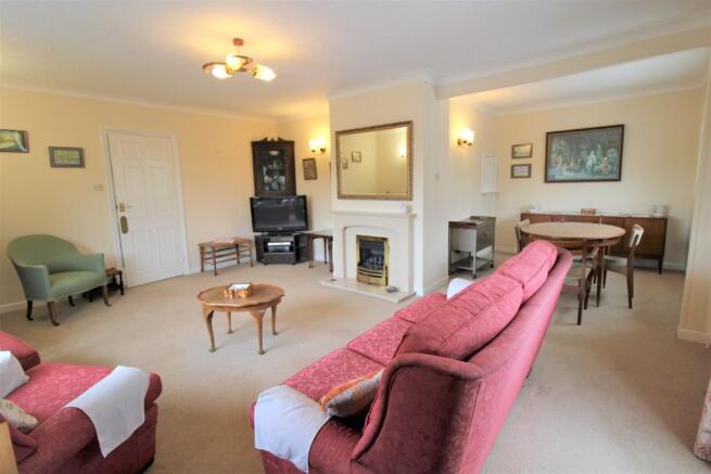 Lounge/Dining