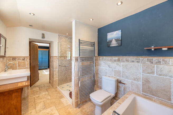5 bed Detached for sale Image 10