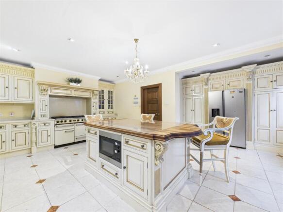 5 bed Detached for sale Image 11