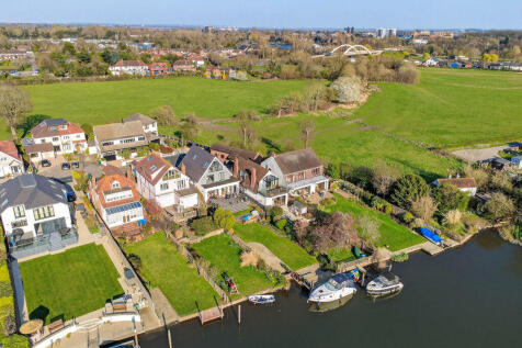 Dunally Park, Shepperton