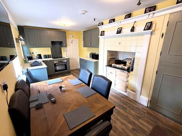 6 bed Semi-Detached for sale Image 4