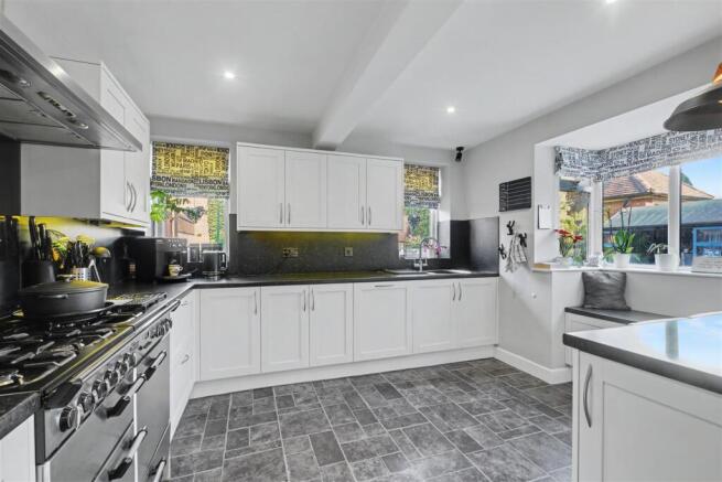 FAMILY DINING KITCHEN
