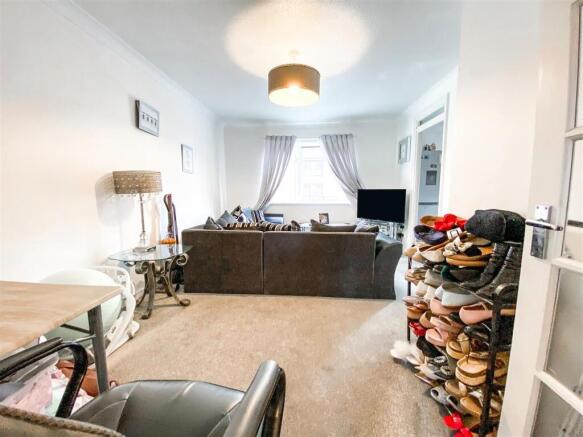 Living Room 002.jpg