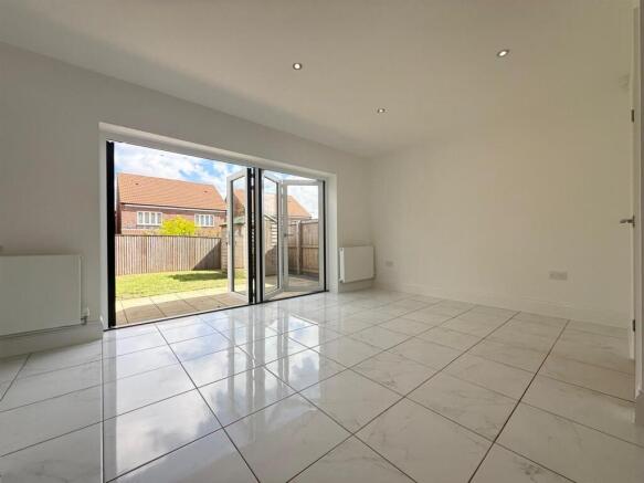 3 bed Detached to rent Image 4