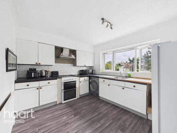 2-bed flat on Chelmsford Avenue, Romford, £290,000
