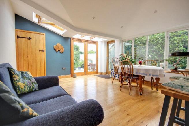 5 bed House for sale Image 6