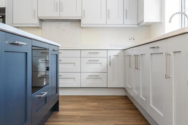 Harriotts Lane, Ashtead KT21 photo 4