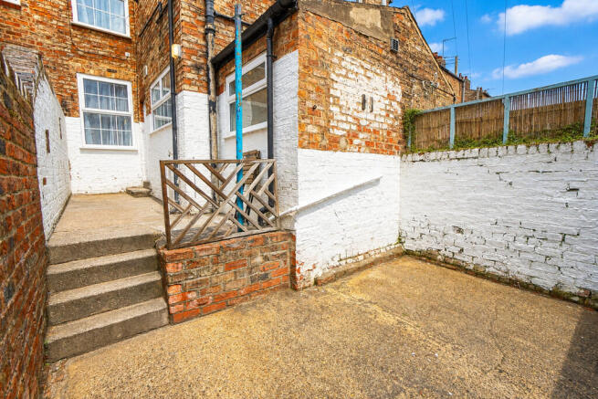2 bed Terraced to rent Image 10
