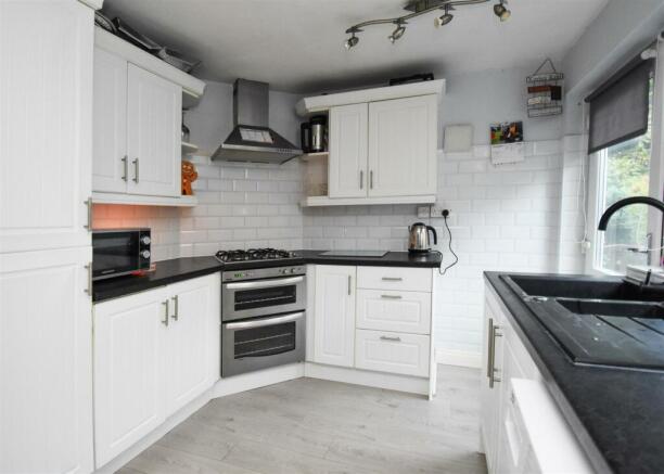 5 Manor Close - Breakfast Kitchen.jpg