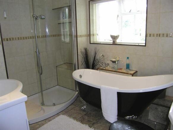 ENSUITE BATHROOM