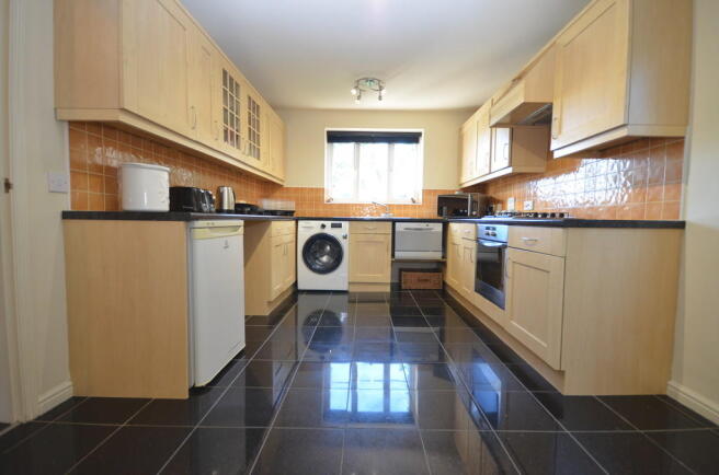 MODERN FITTED DIN...