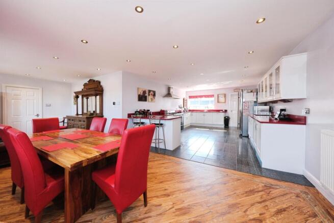 6 bed Detached for sale Image 12
