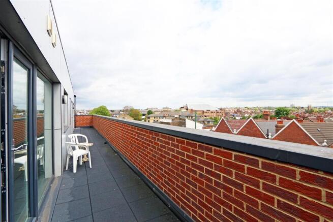 F7 122 Tooting High Street  balcony.jpg