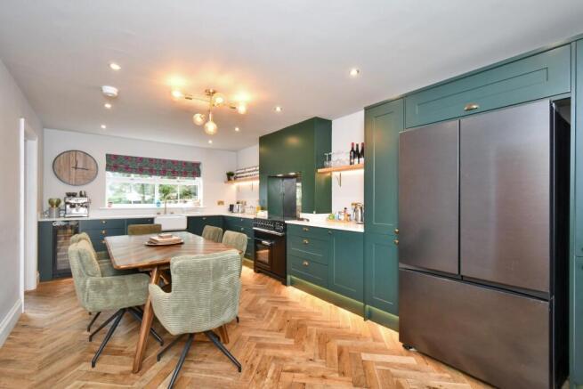 5 bed Detached for sale Image 5