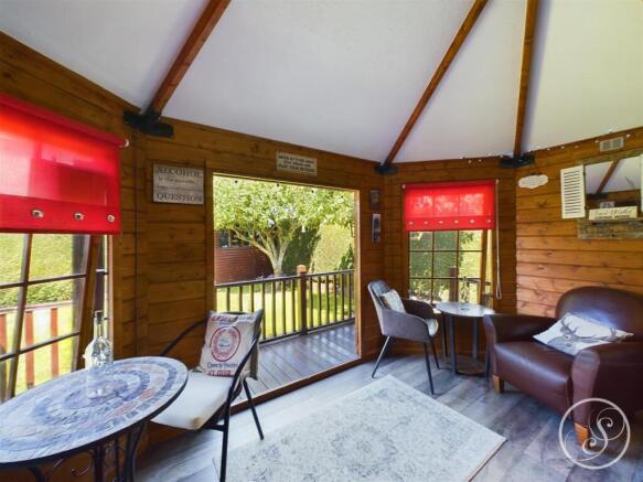 SUMMER HOUSE/BAR